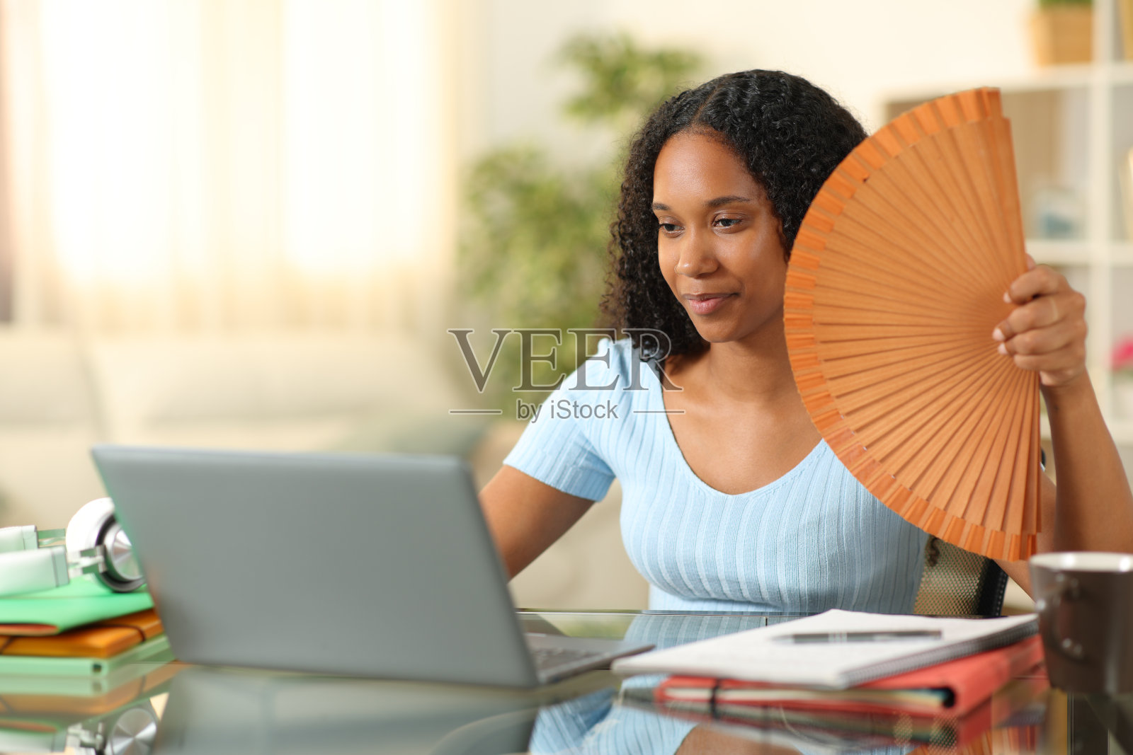 黑人学生学习和扇一个炎热的日子照片摄影图片