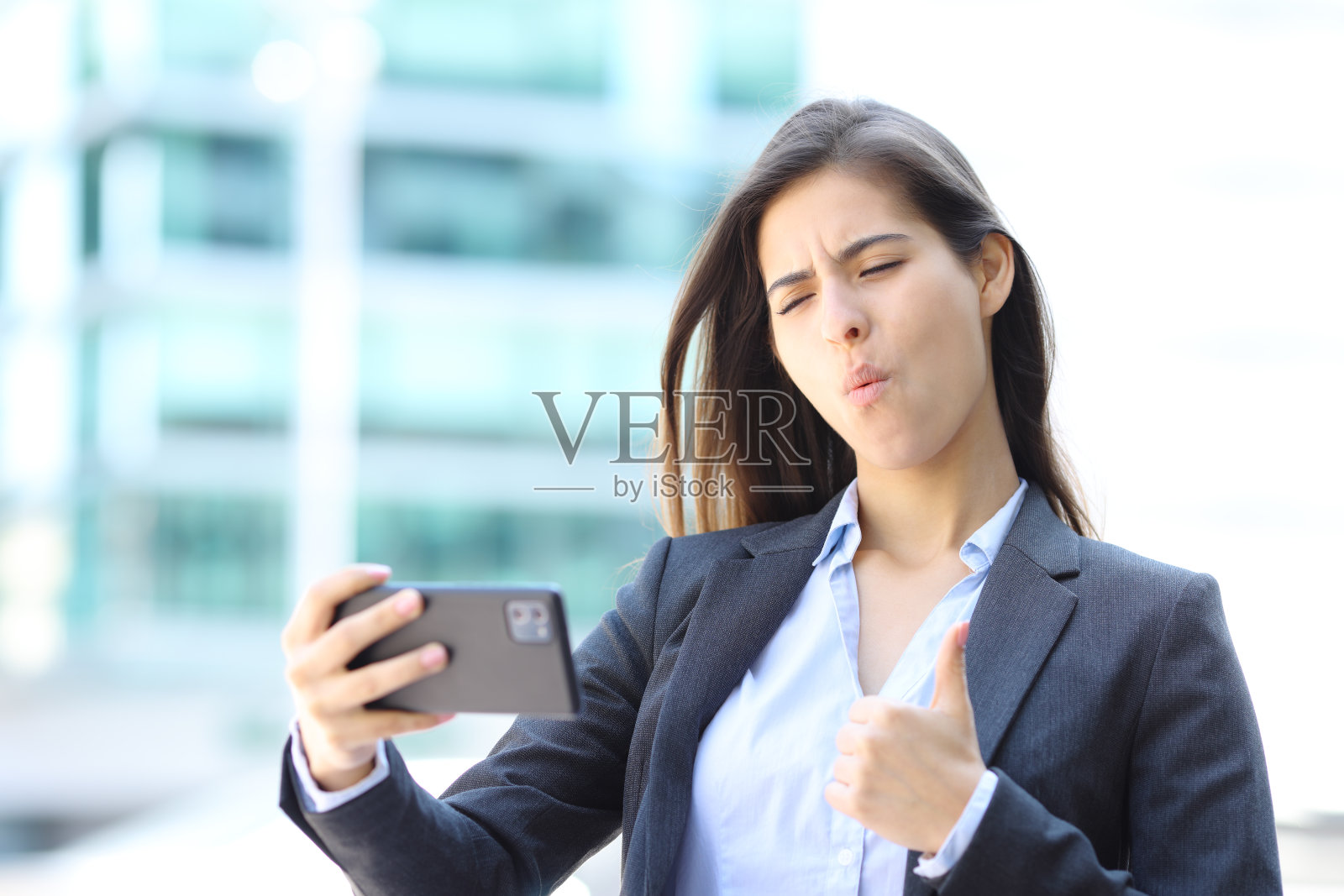 自负的高管用手机自拍照片摄影图片