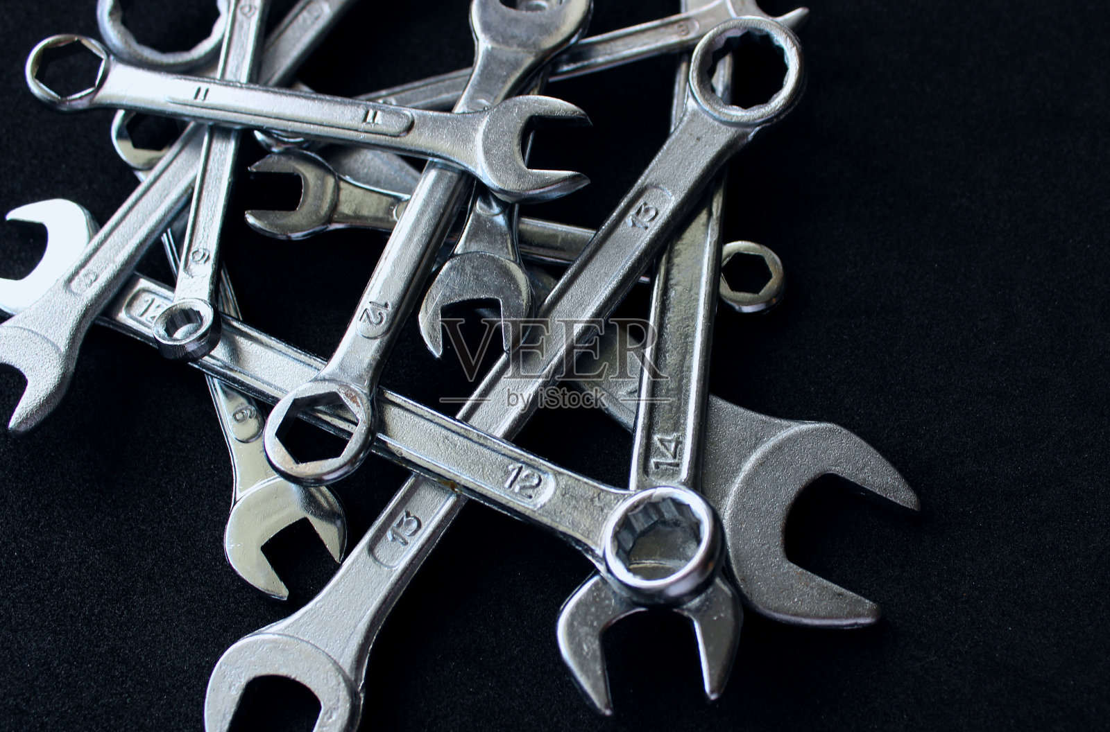 从一组钢彩色扳手的详细视图放置在另一个照片摄影图片