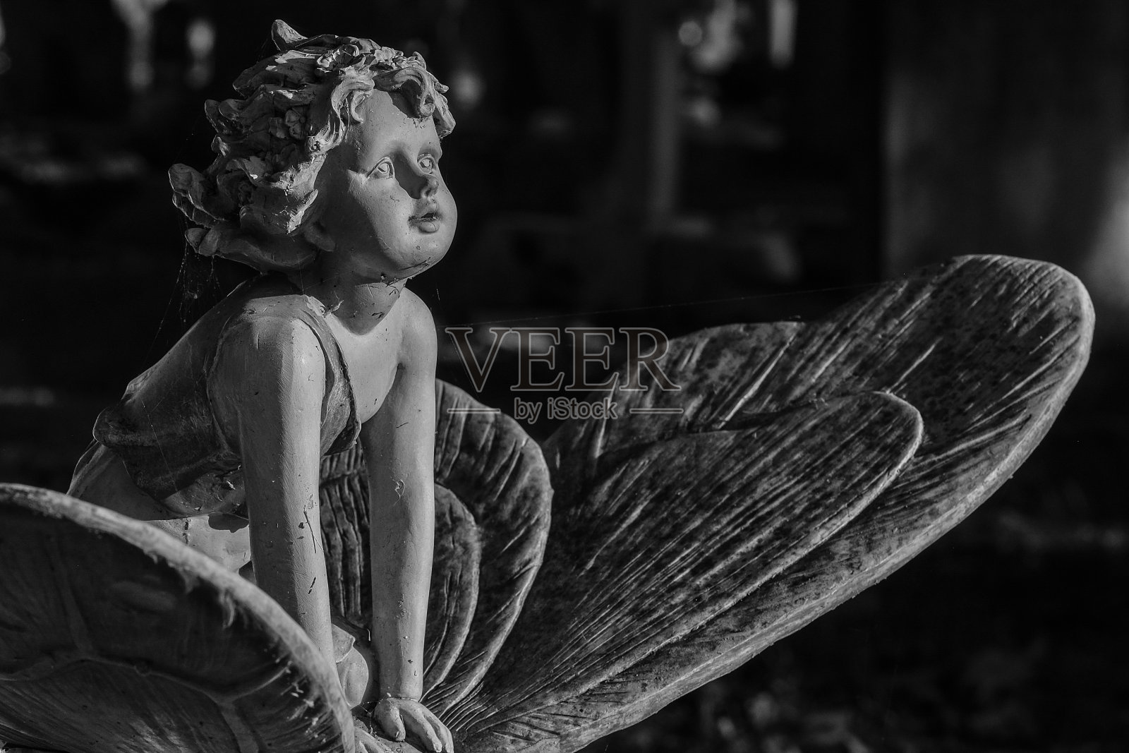 英国伦敦普特尼谷公墓的婴儿雕像照片摄影图片