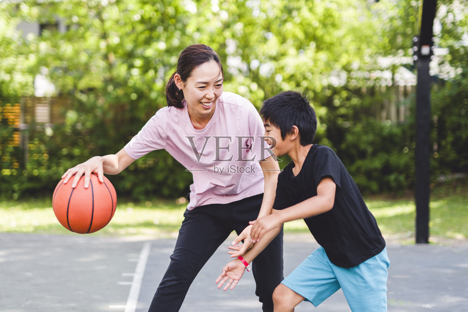 篮球，家庭和教学运动与妈妈和儿子训练在球场外休闲健身和乐趣照片摄影图片