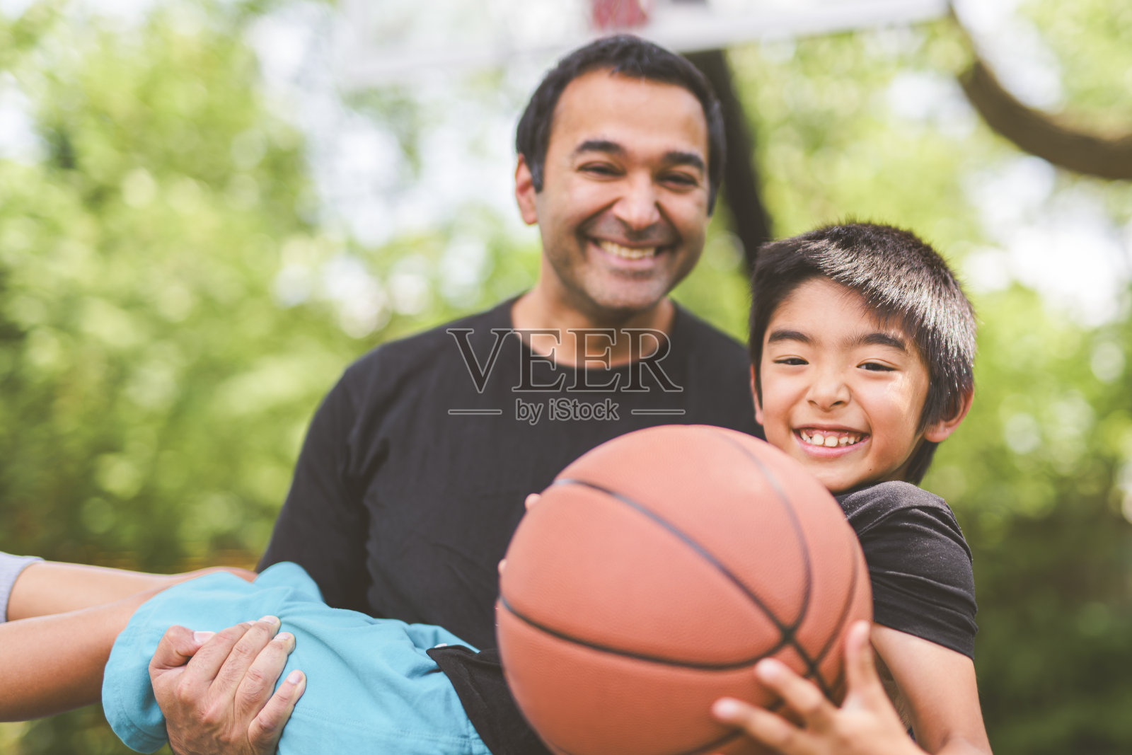 篮球，家庭和教学运动与父亲和儿子训练在球场外休闲健身和乐趣照片摄影图片