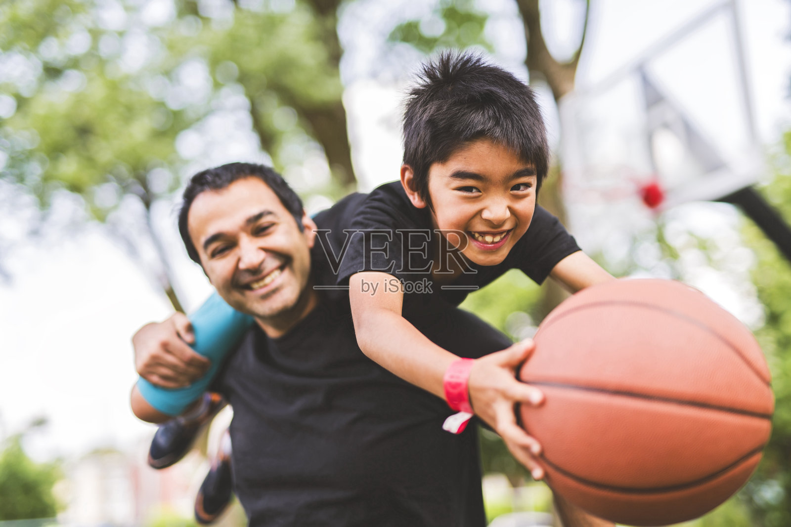 篮球，家庭和教学运动与父亲和儿子训练在球场外休闲健身和乐趣照片摄影图片