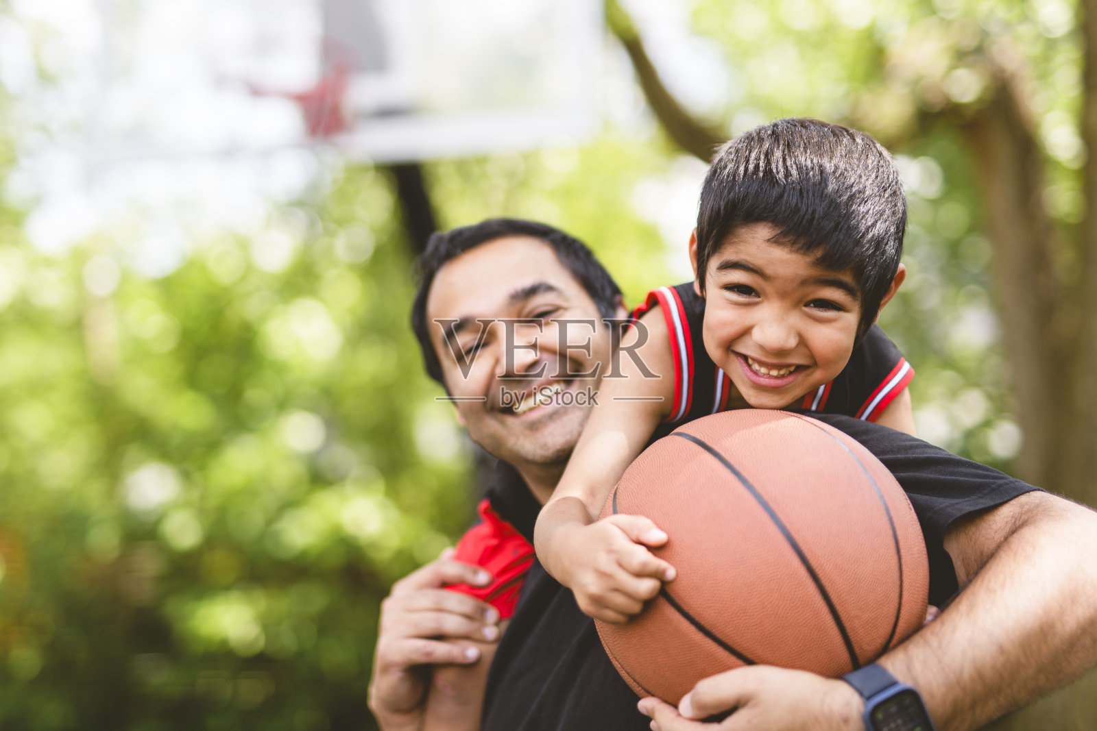 篮球，家庭和教学运动与父亲和儿子训练在球场外休闲健身和乐趣照片摄影图片