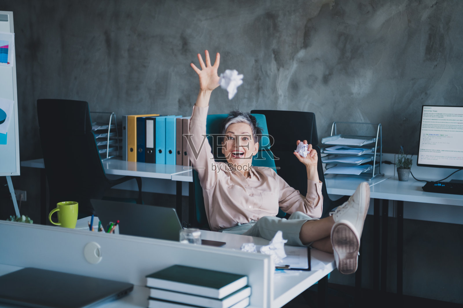 照片微笑积极的女士会计正装在室内玩工作场所工作站阁楼照片摄影图片