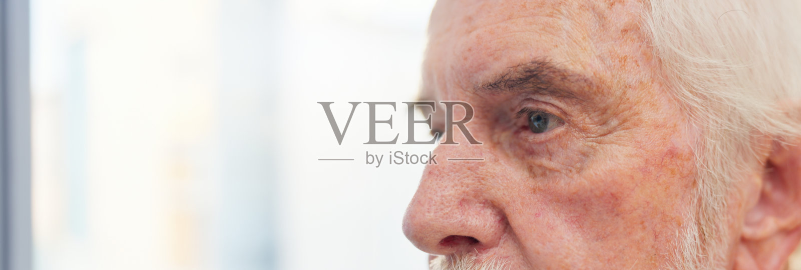 患有痴呆症、视力或怀旧情绪的老年男子在养老院中思考、回忆或思考。焦虑、眼神和精神健康与老年人在公寓客厅里进行计划或想象照片摄影图片