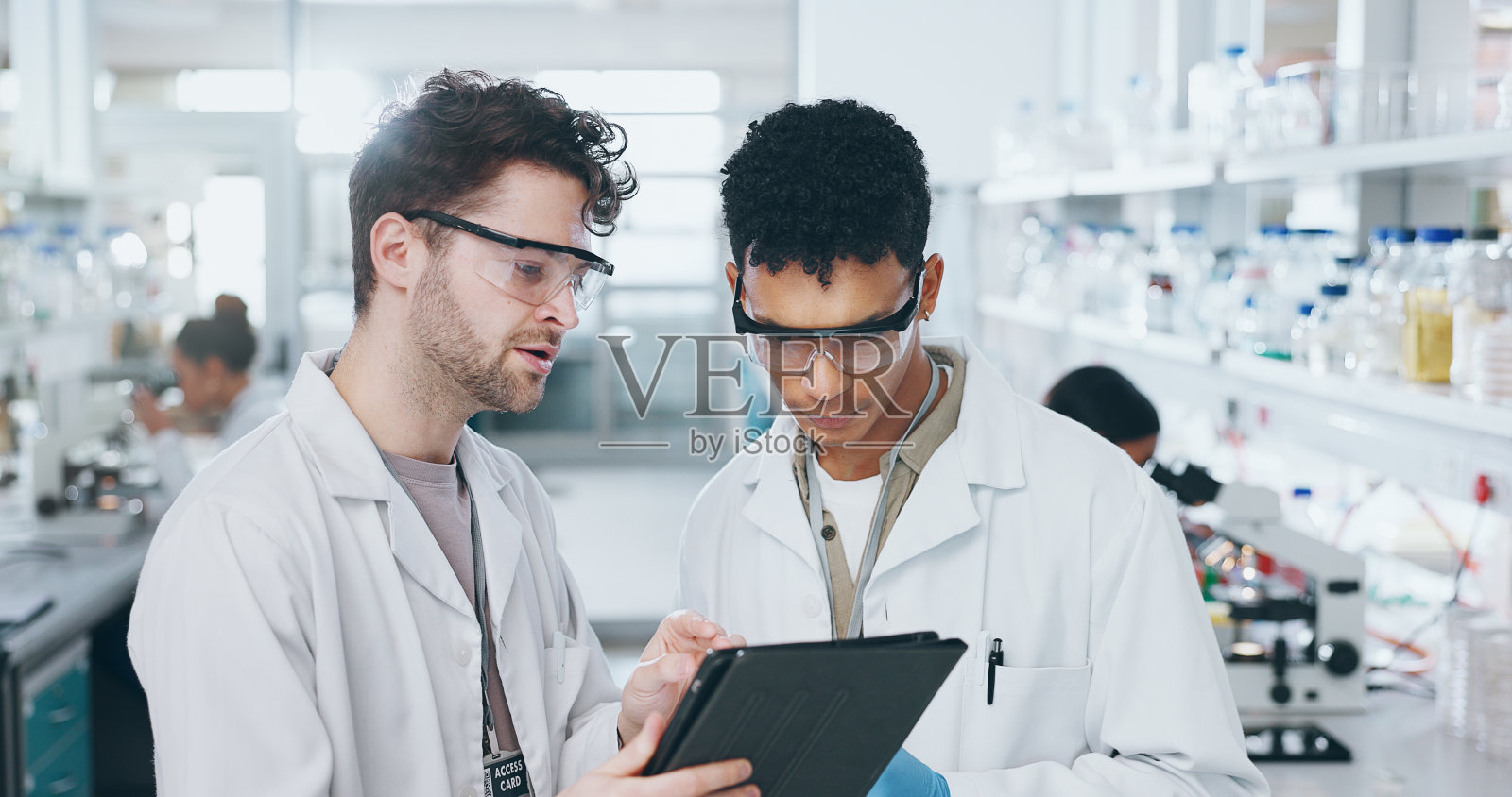 片剂、团队和科学家在实验室进行药物创新实验研究。与男医学生合作、讨论生物数据数位技术。照片摄影图片