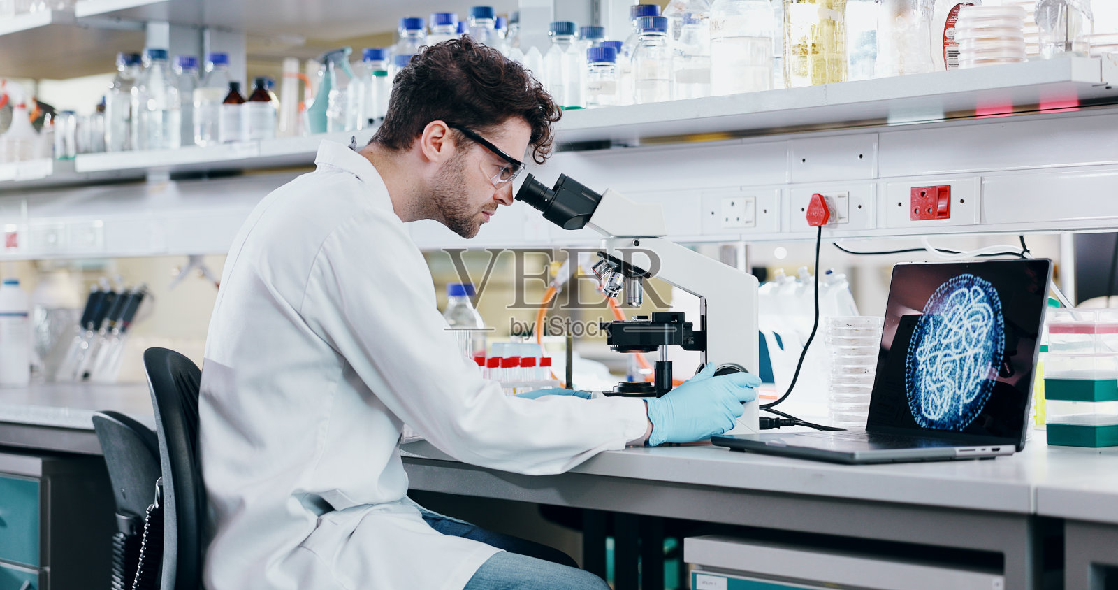 医学、研究和人用显微镜、科学和检查癌症治疗实验。个人，科学家和员工与实验室设备，笔记本电脑和治疗发展与粒子和生物技术照片摄影图片