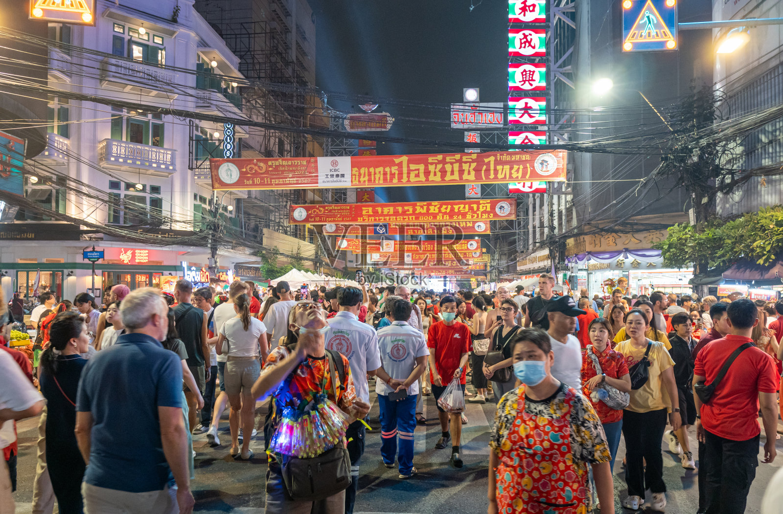 耀华路的街头小吃。瑶华路是曼谷唐人街的一条主要街道。泰国著名的街头小吃。五花八门的人群沿着瑶华路走着。照片摄影图片