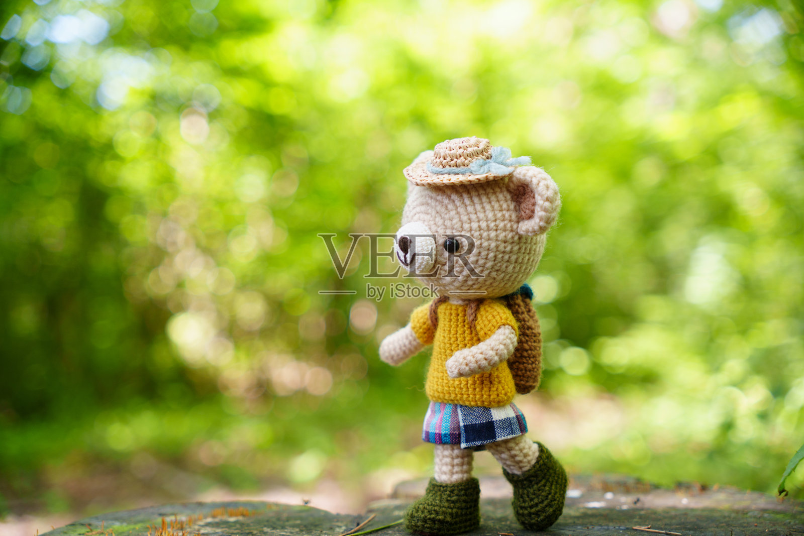 手工编织玩具。可爱的小动物Amigurumi娃娃。旅行照片摄影图片