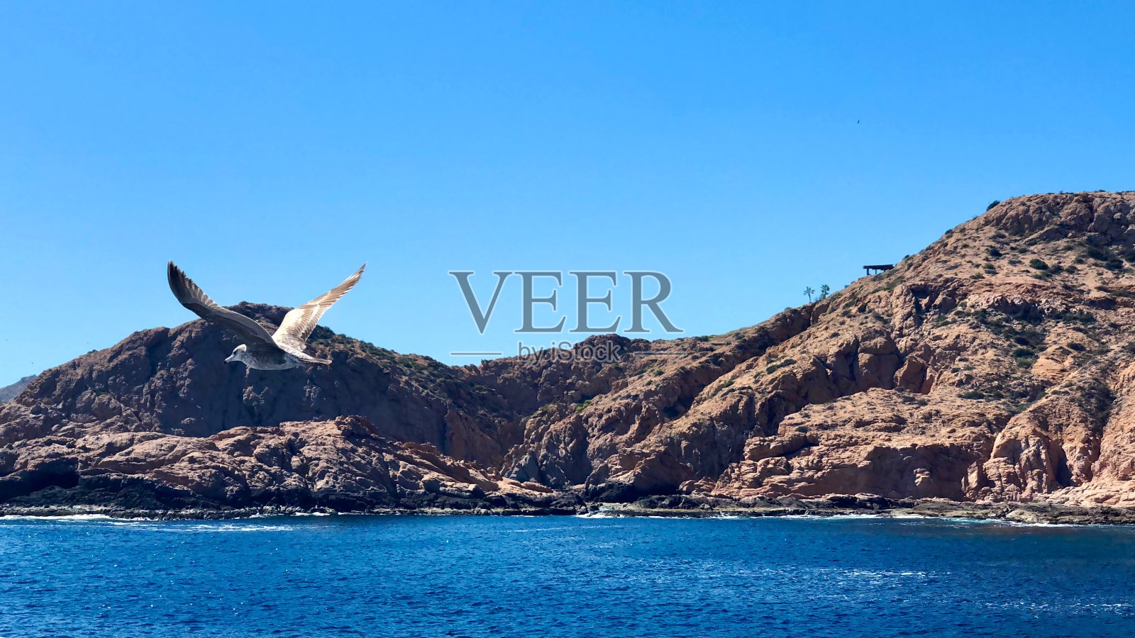 鸟瞰蓝天碧山照片摄影图片