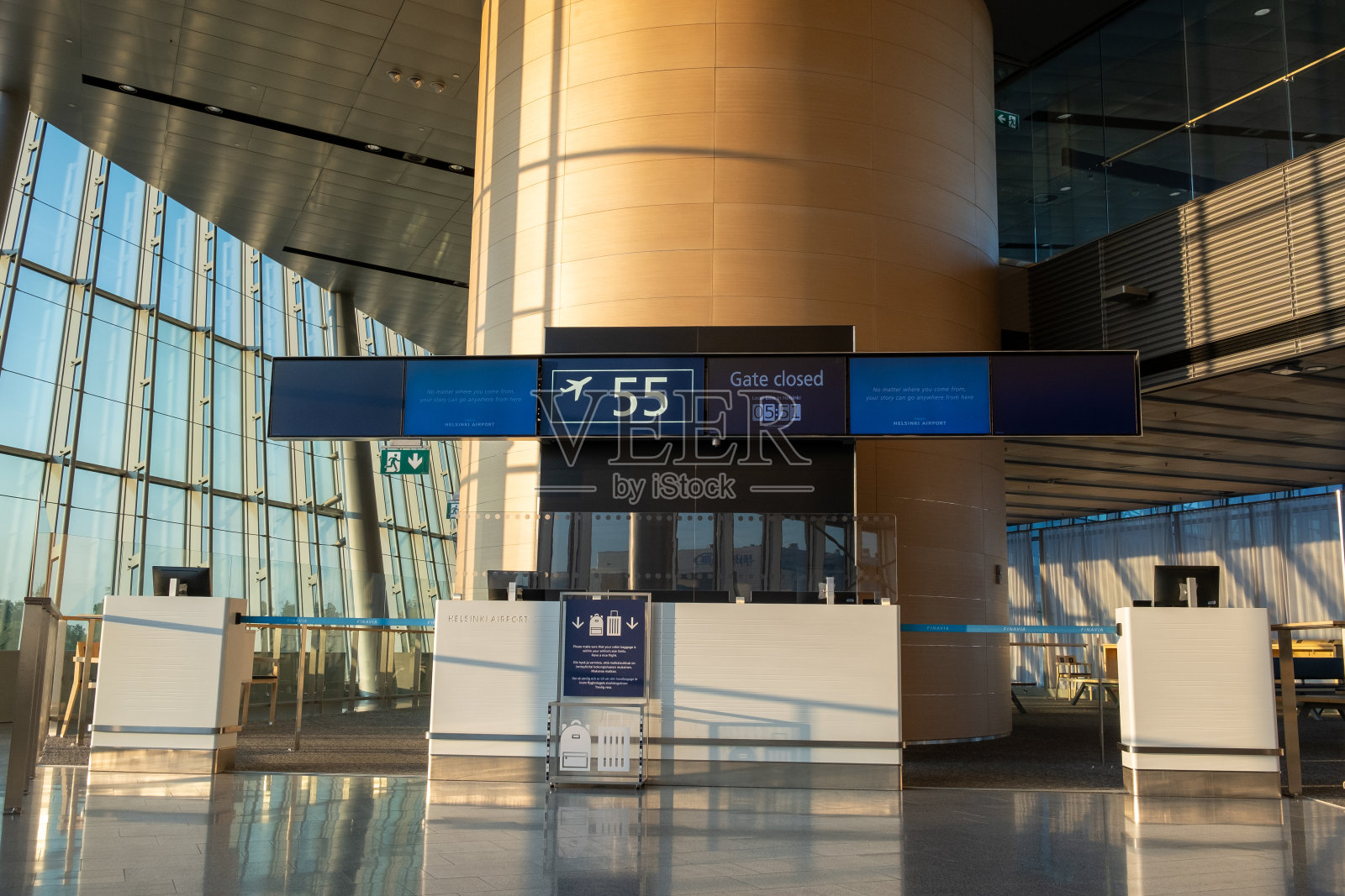 日出时空空如也的机场航站楼登机门。照片摄影图片