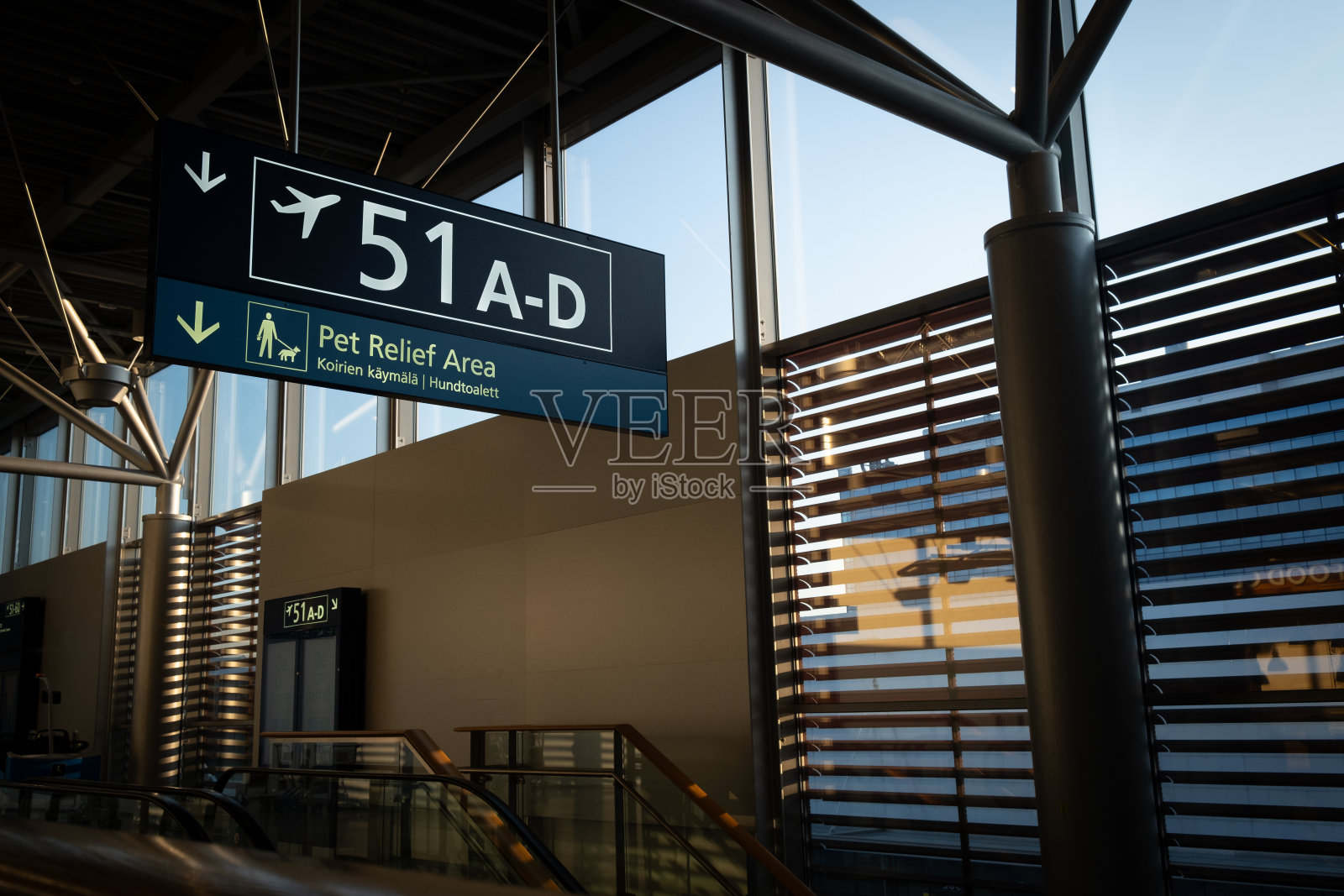 空无一人的机场航站楼。赫尔辛基万塔国际机场。照片摄影图片