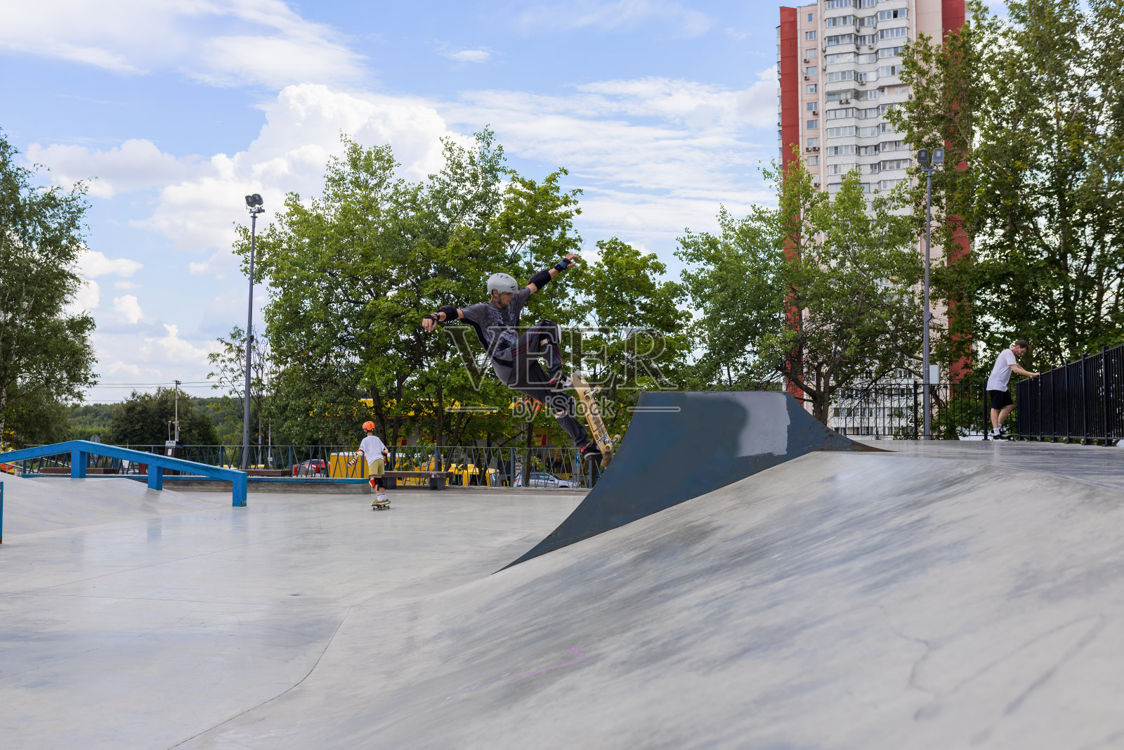 滑板运动员在滑板公园表演各种花样。照片摄影图片