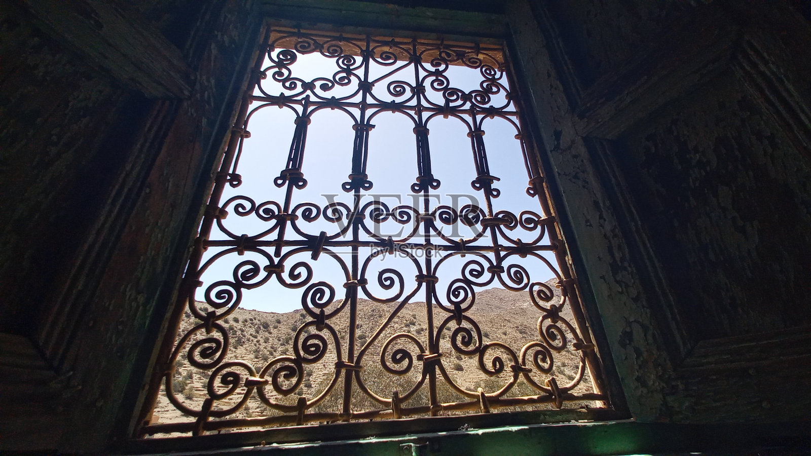 从塔夫劳特的反阿特拉斯山脉之间古老的传统柏柏尔窗口看到的风景照片摄影图片