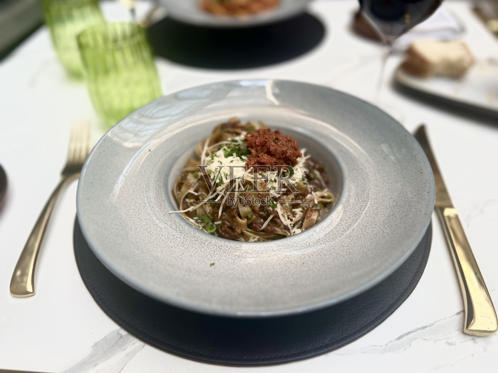 姆迪纳马尔他餐厅餐桌上的意大利面条加帕尔马干酪照片摄影图片