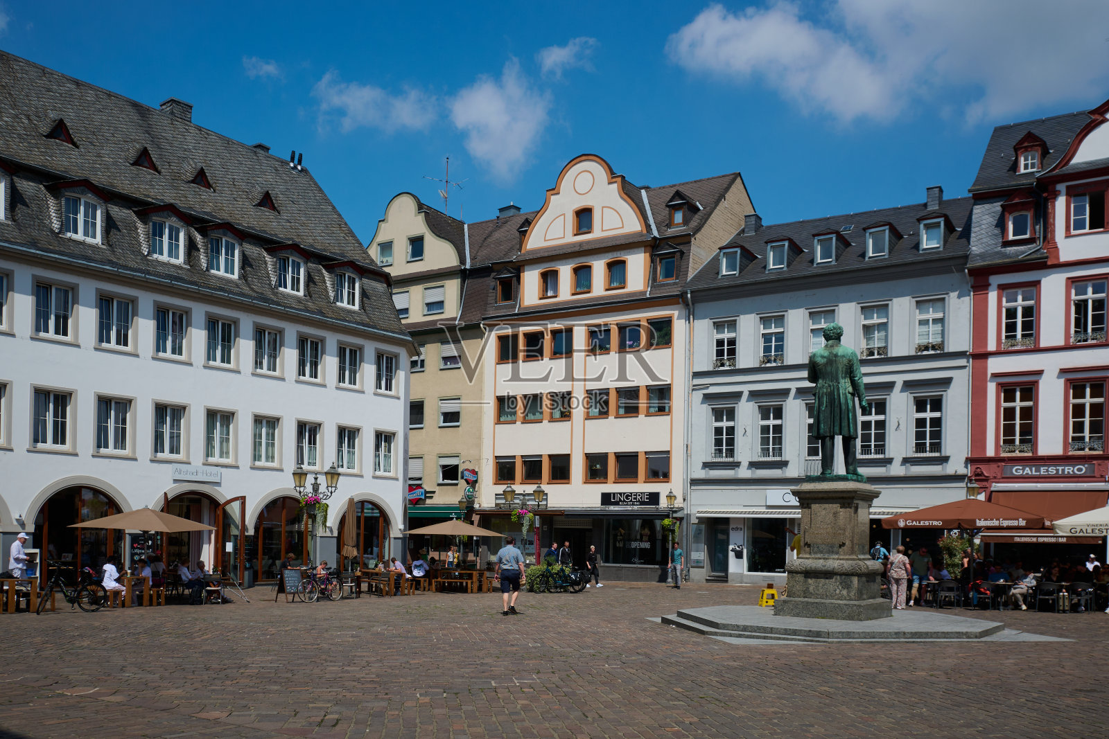 在莱茵兰-普法尔茨科布伦茨耶稣会广场的人们照片摄影图片