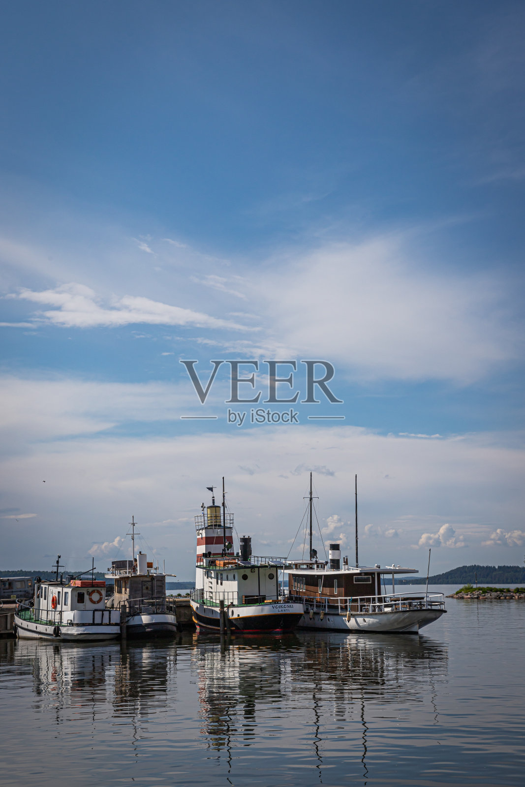 蓝色的拉赫蒂港，芬兰。照片摄影图片