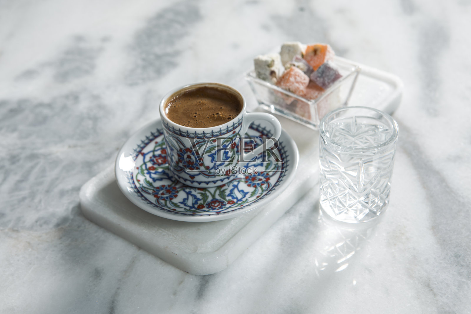 采购产品土耳其咖啡，水杯和土耳其软糖照片摄影图片