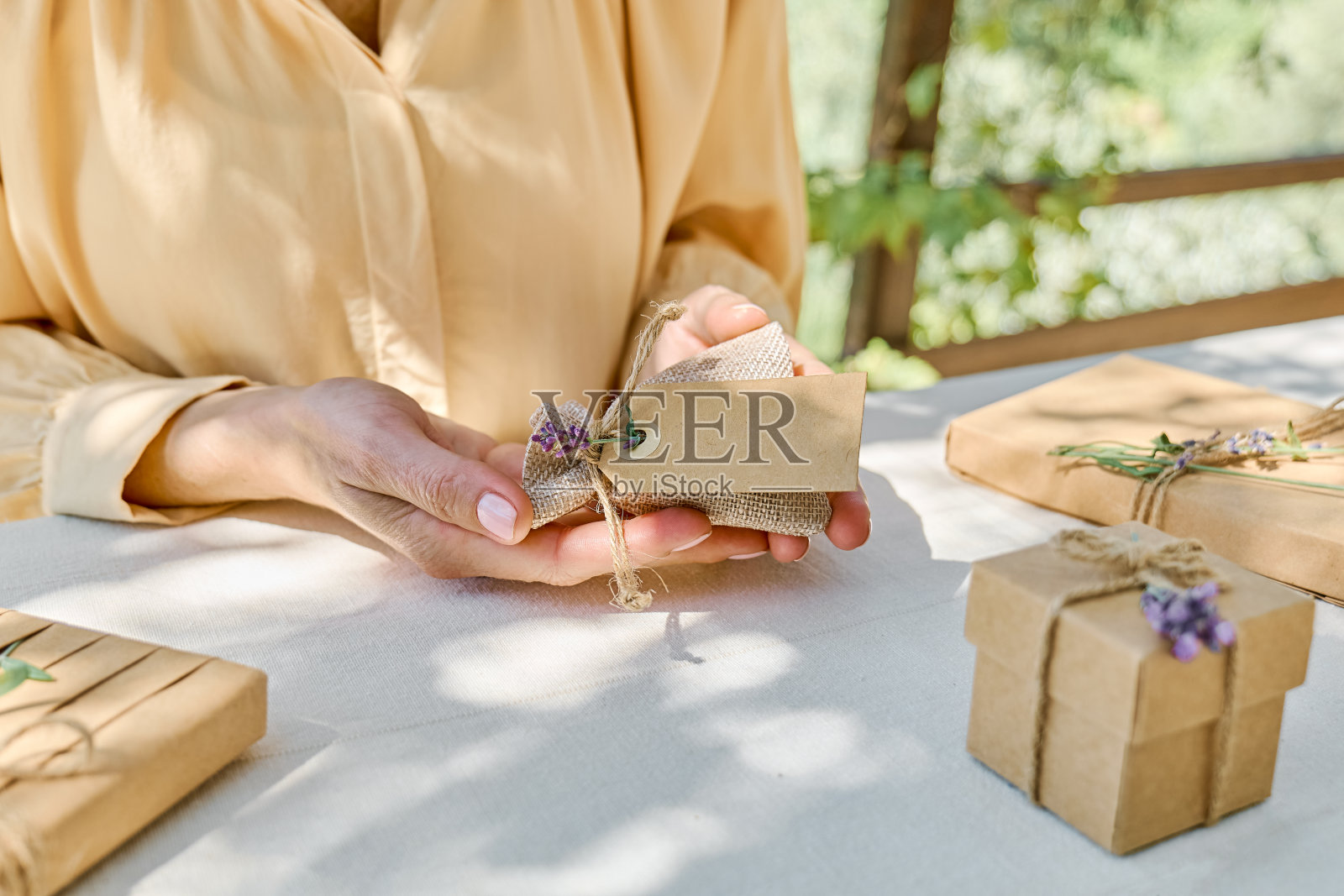女人做薰衣草香包，小袋子里的香味衣服，把它放在衣柜里。零浪费DIY礼物。自制的芳香疗法。照片摄影图片