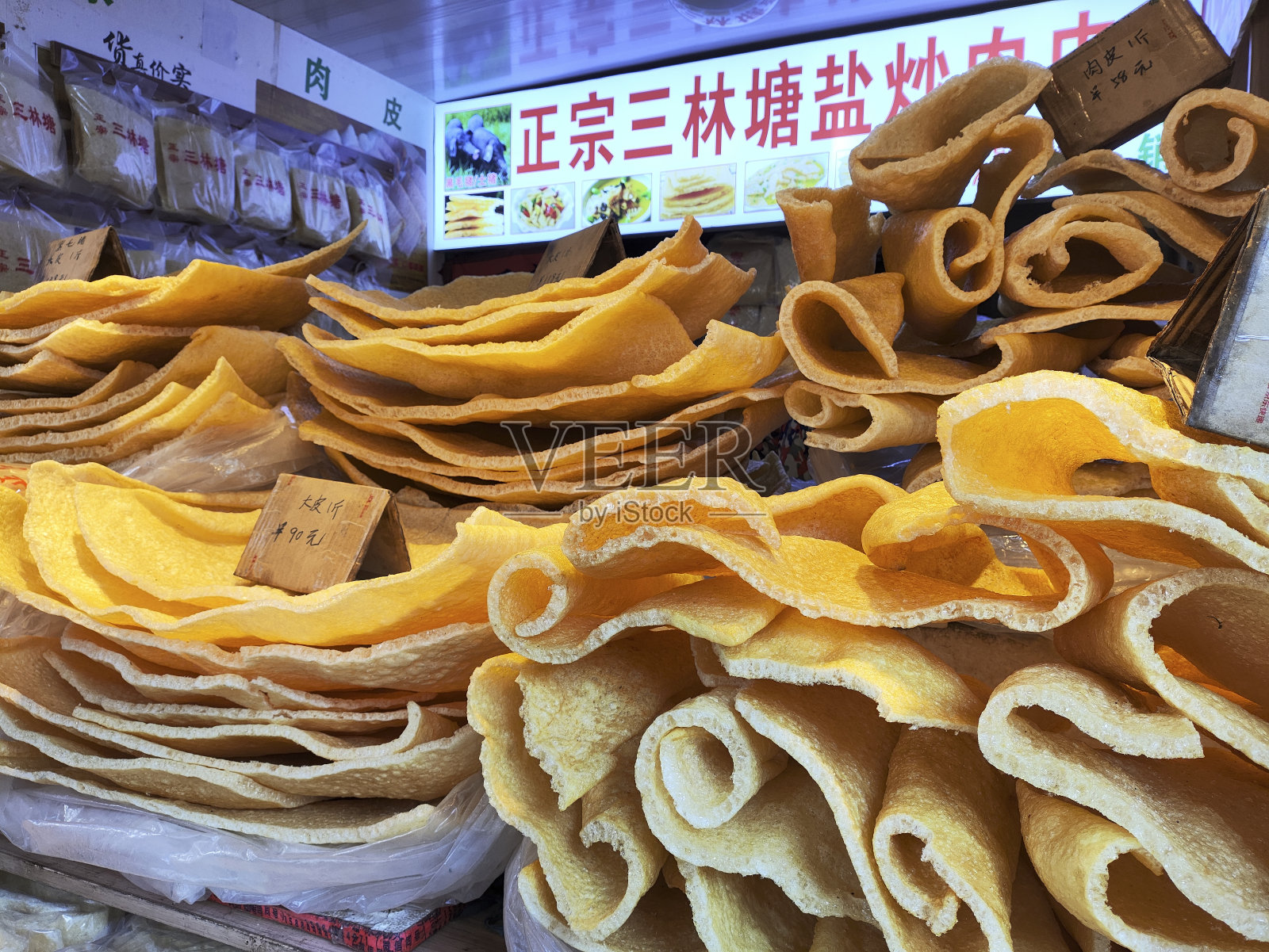 上海传统市场出售的炸猪皮。照片摄影图片