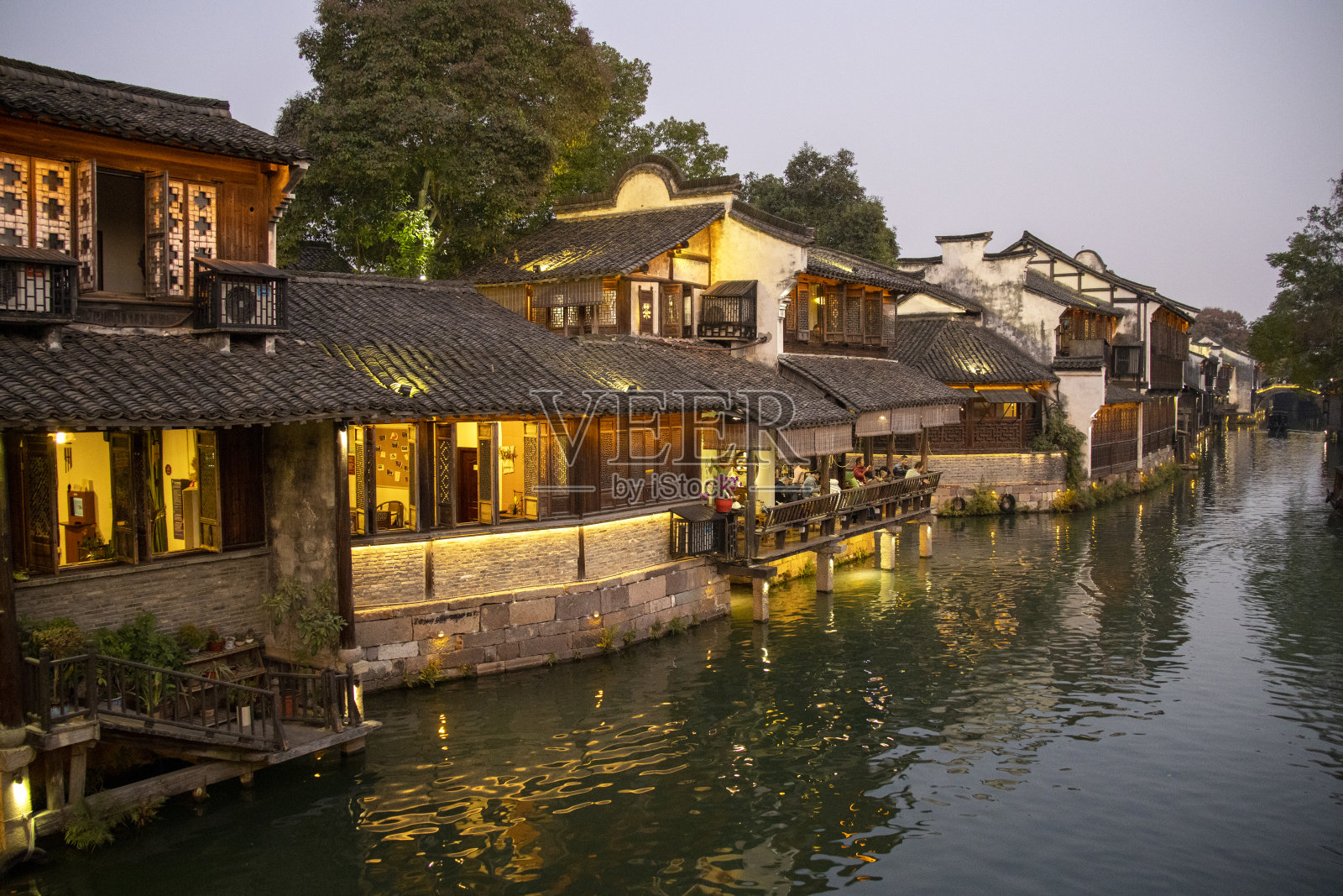 中国东部浙江省乌镇的夜景照片摄影图片