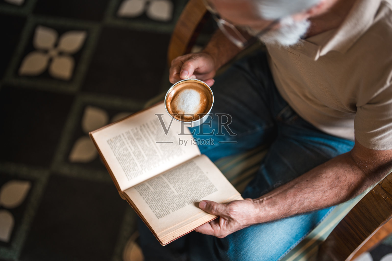 老人在酒店酒廊喝咖啡读书照片摄影图片