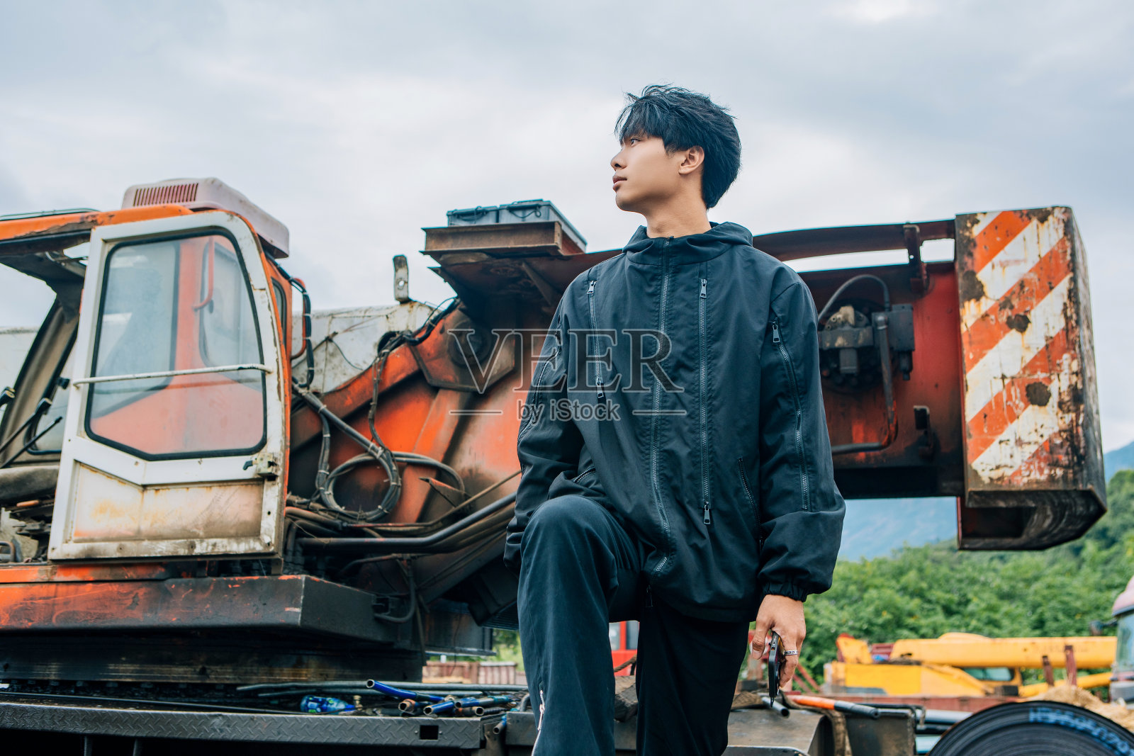 工厂里时髦年轻人的肖像照片摄影图片