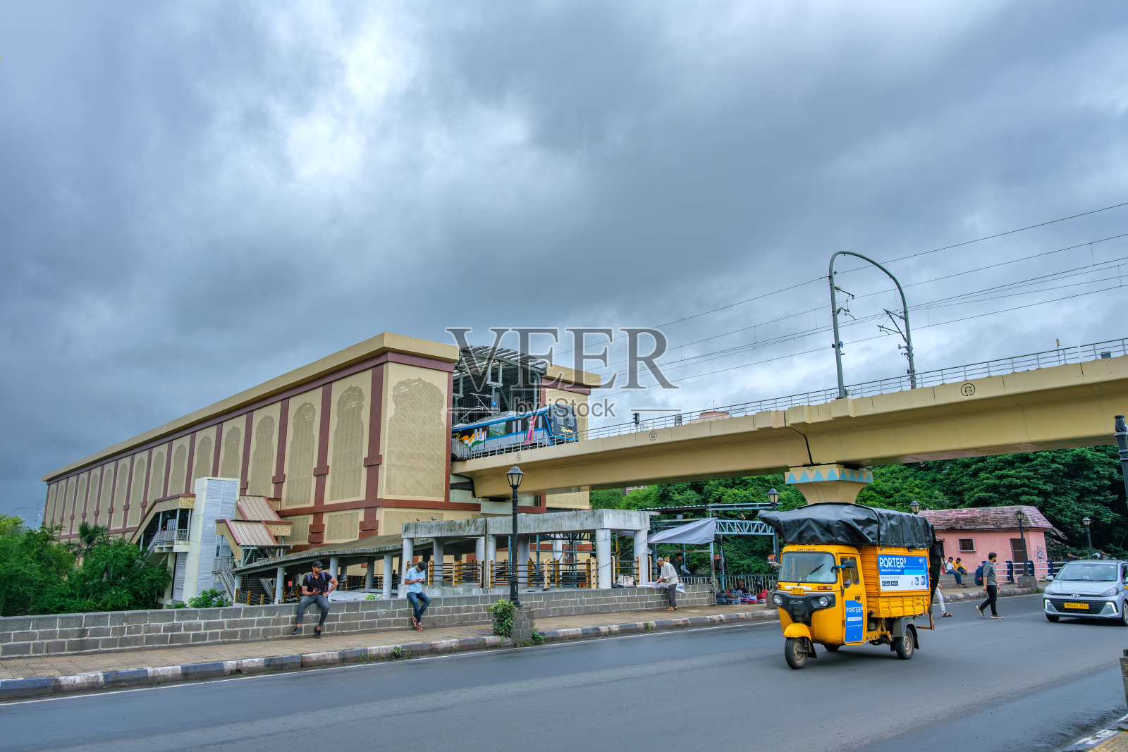 季风期间的地铁照片摄影图片