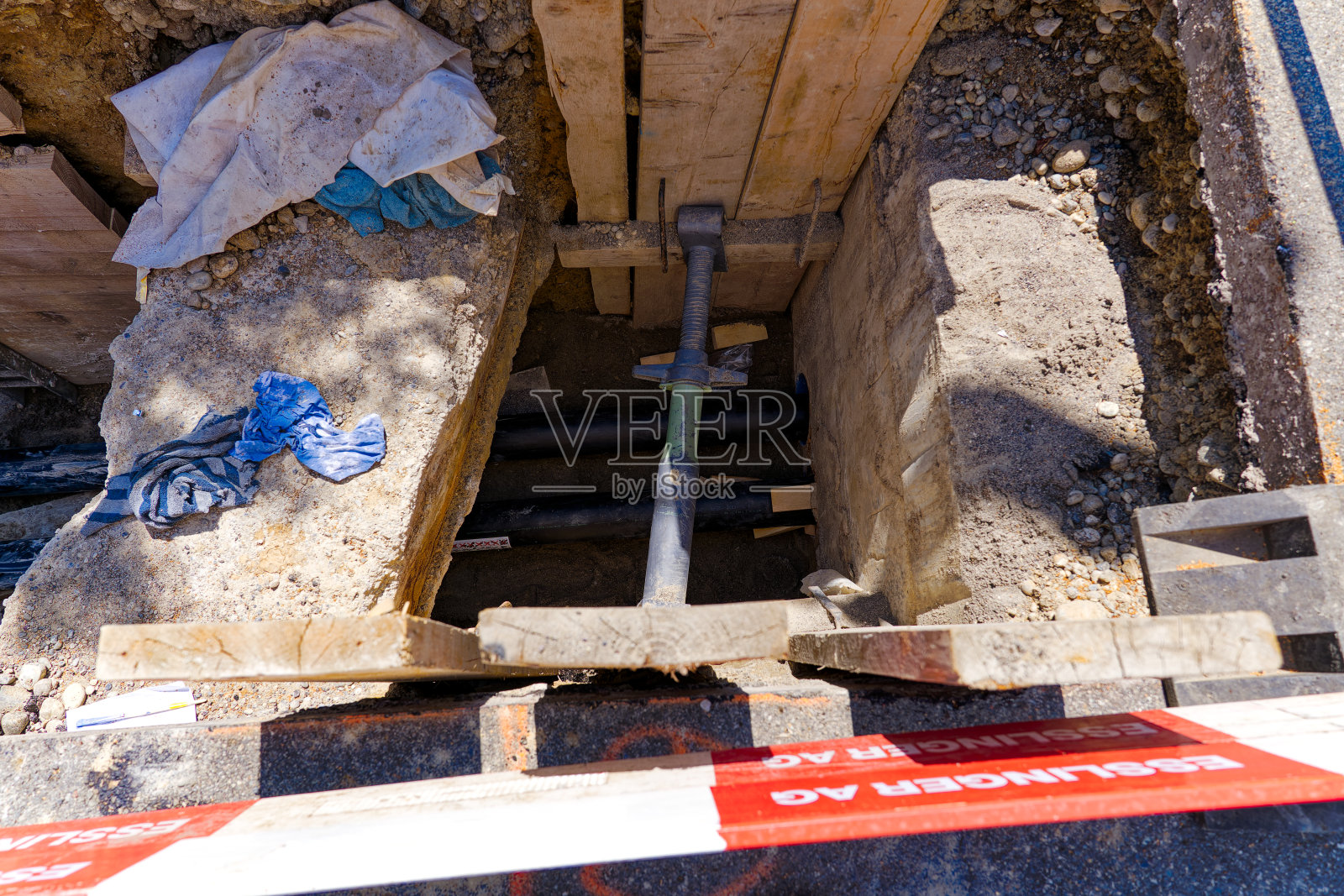 瑞士小镇施工现场准备连接的区域供热管网新管件特写。照片摄影图片