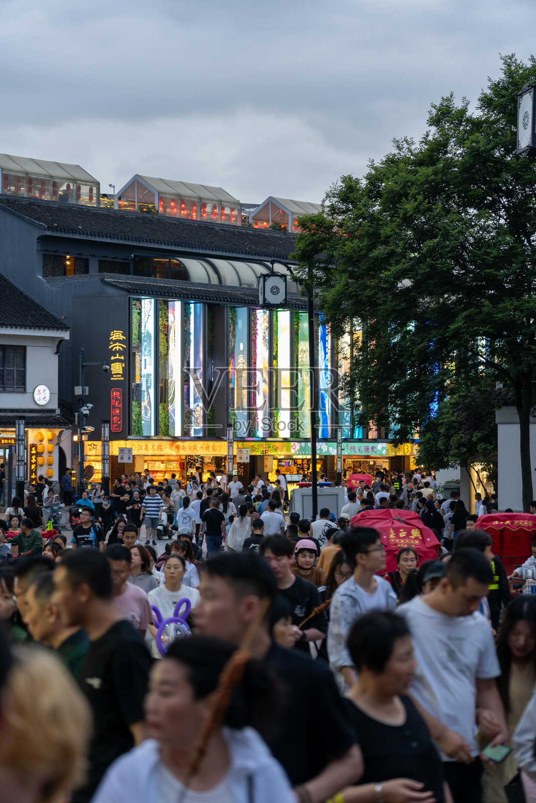 中国苏州拥挤的街道上有商店和行人。照片摄影图片