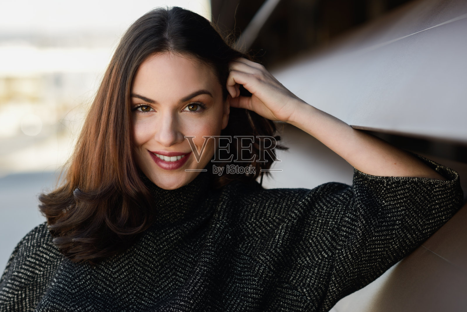 《微笑的年轻女子画像》，作者:Blinds照片摄影图片