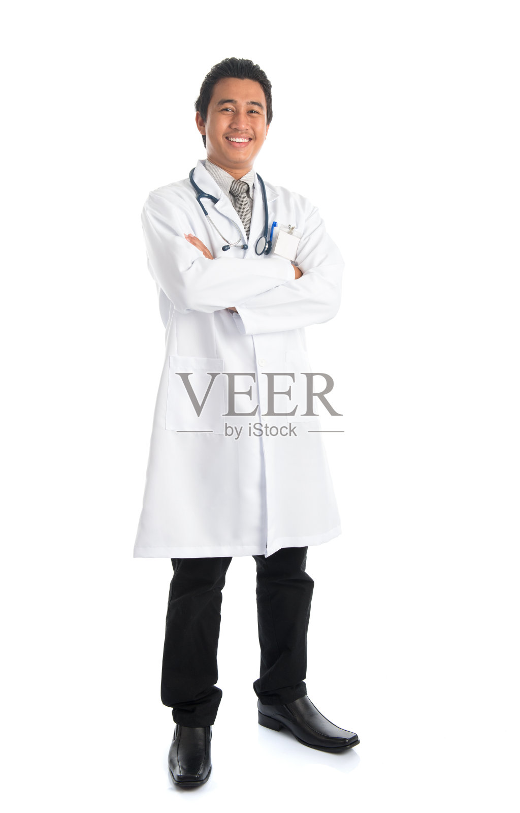 微笑的医生站在白色背景的肖像照片摄影图片