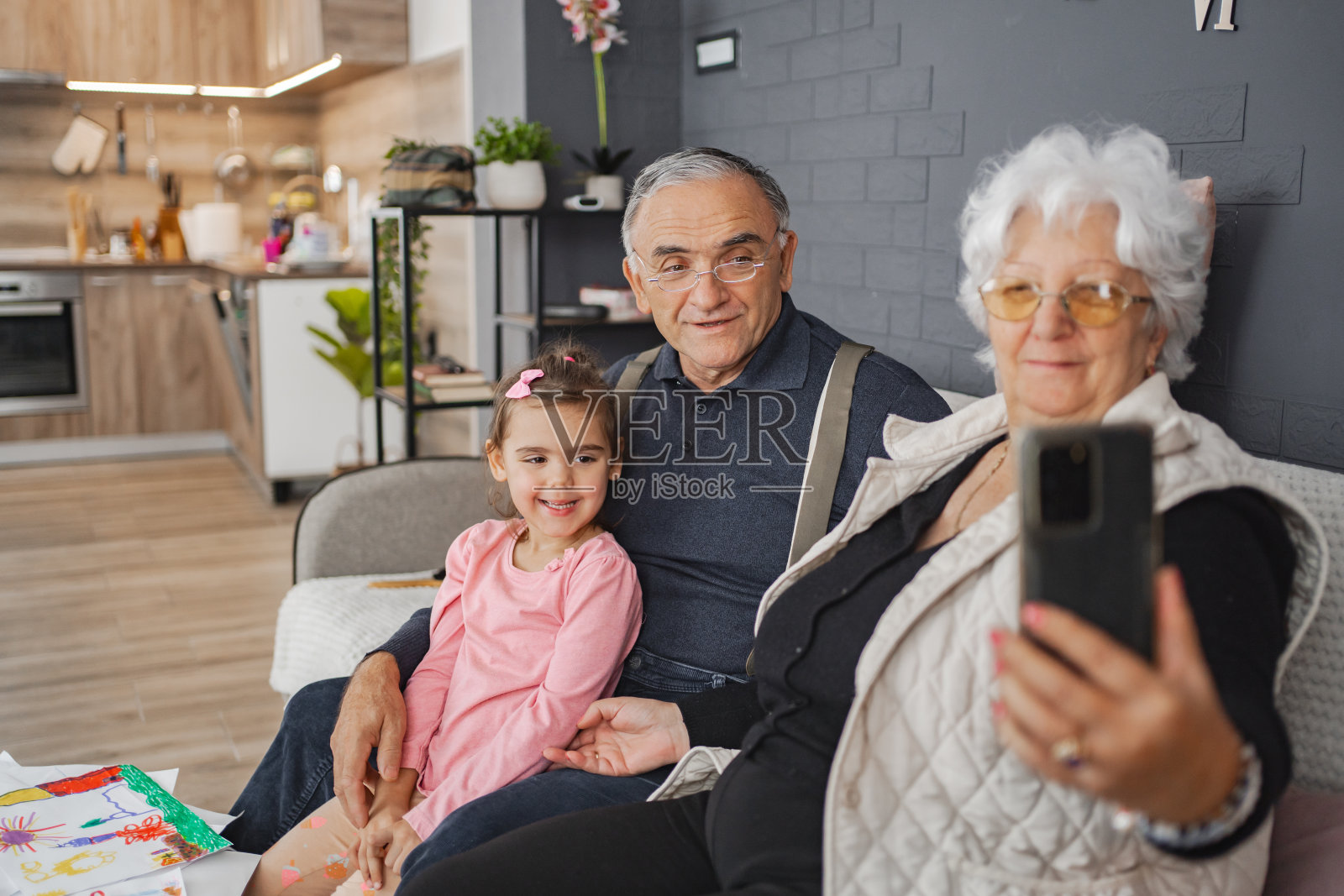 爷爷奶奶和可爱的孙女一起自拍照片摄影图片