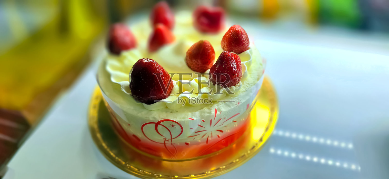 超级美味的甜挞或蛋糕，新鲜制成的奶油和水果，是一种梦幻般的点心，也是咖啡或茶饮料的愉快伴侣照片摄影图片