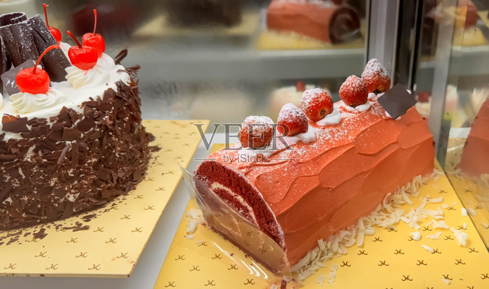 超级美味的甜挞或蛋糕，新鲜制成的奶油和水果，是一种梦幻般的点心，也是咖啡或茶饮料的愉快伴侣照片摄影图片