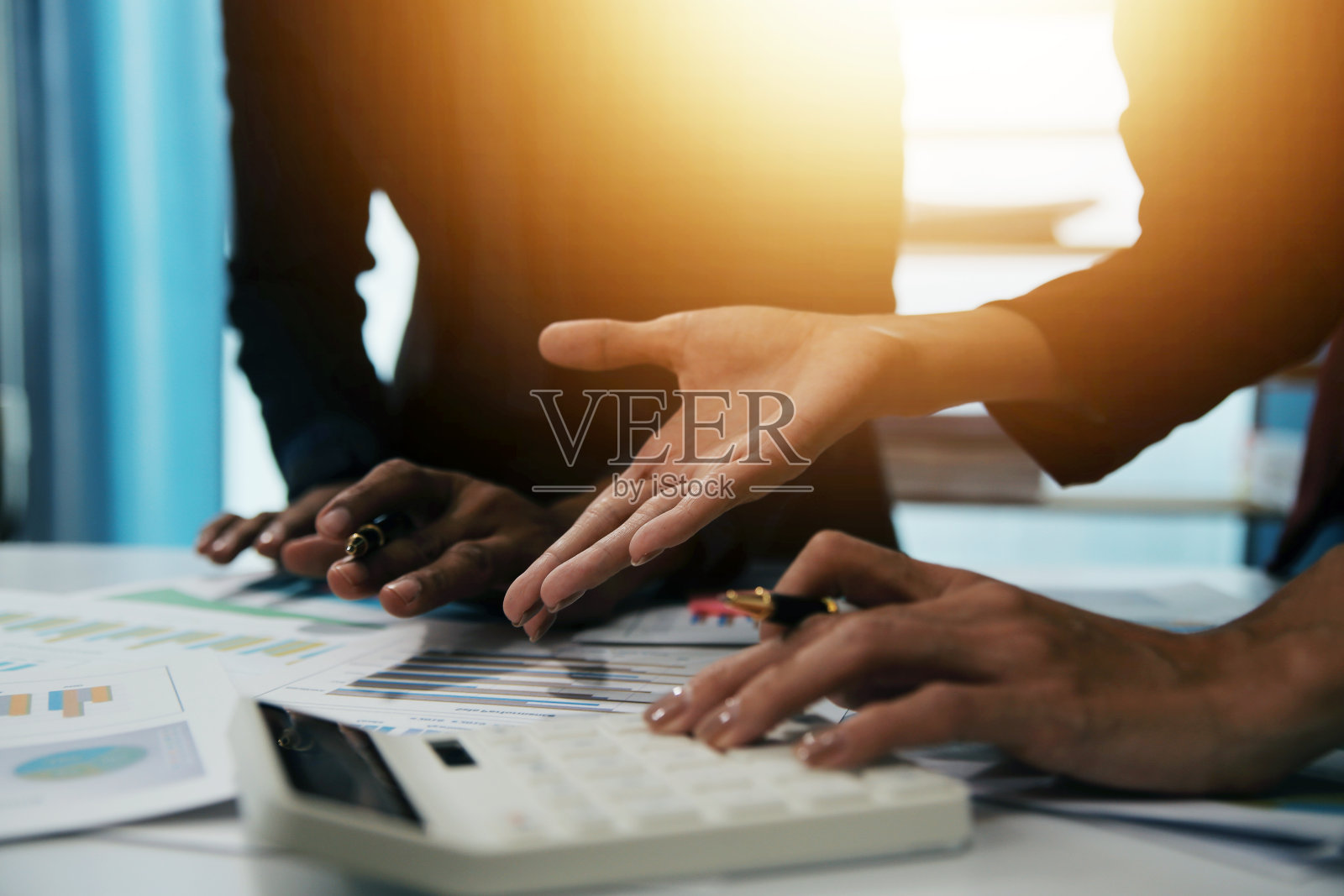 基金经理团队在办公室咨询和讨论投资股票市场的分析照片摄影图片