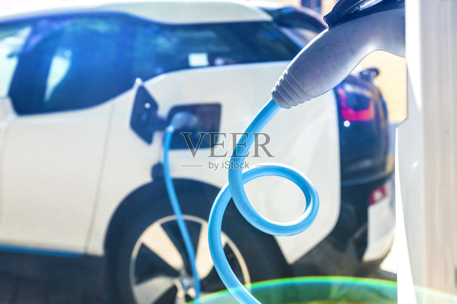 汽车在电动汽车充电站照片摄影图片