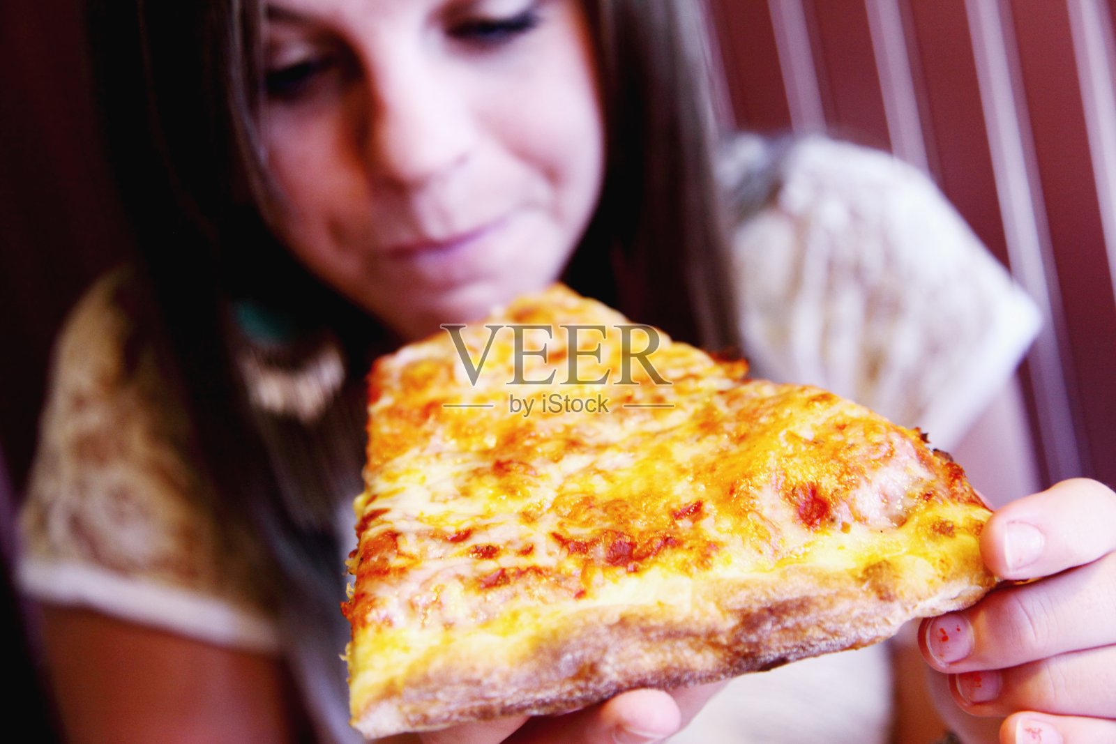 吃披萨的女人特写照片摄影图片
