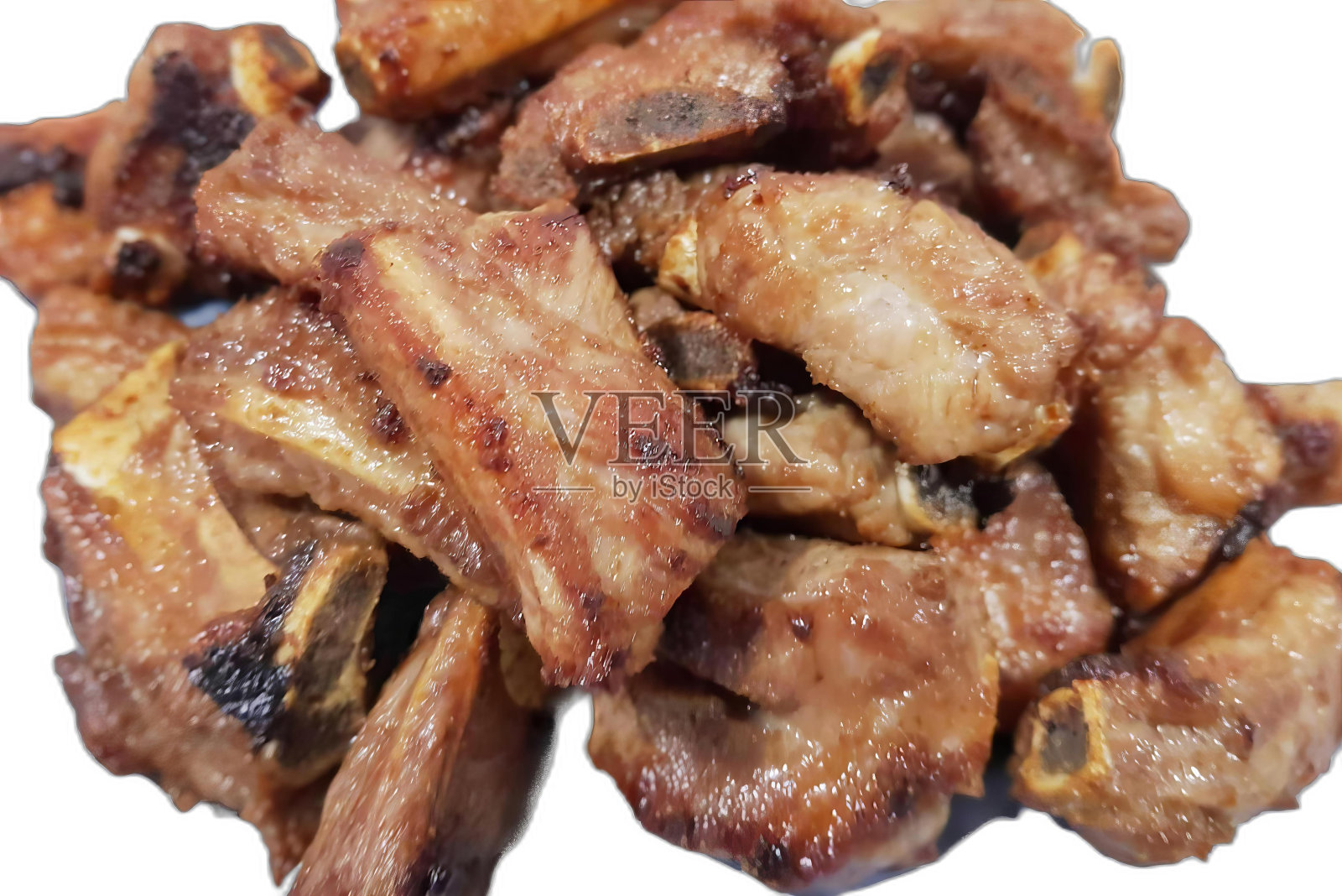 一张白色盘子上一堆肉的照片。照片摄影图片