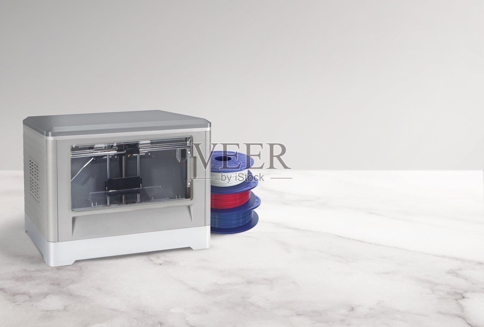 在大理石台面上有长丝卷的3D打印机照片摄影图片