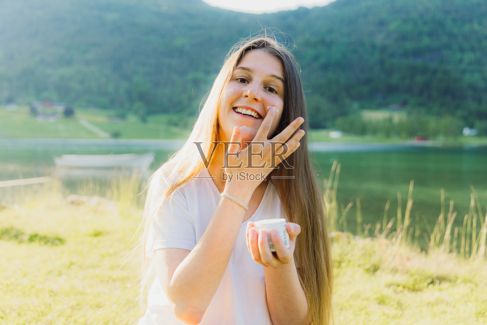 在山上享受早晨美容的女人照片摄影图片