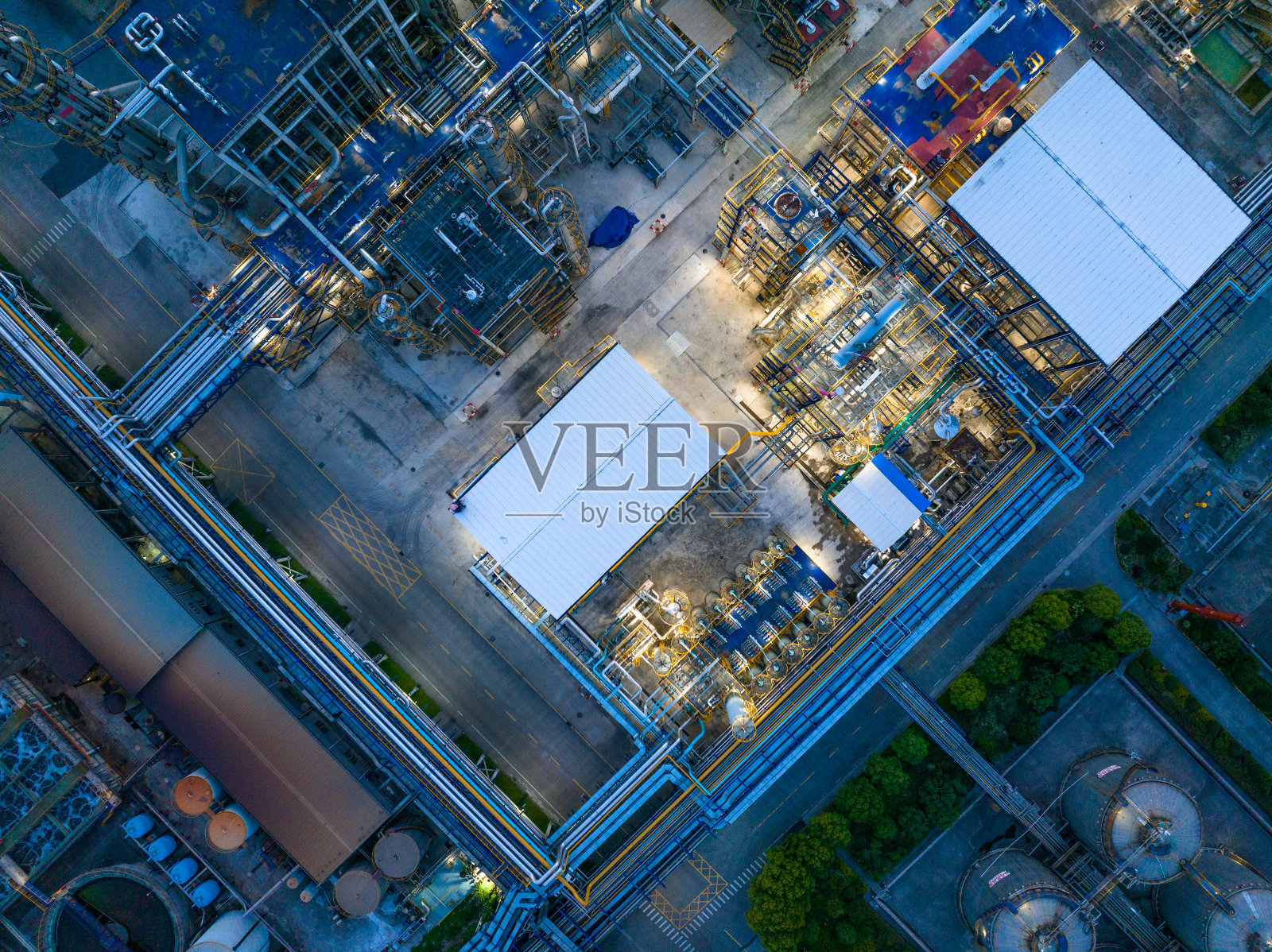 石油炼化厂化工厂夜景照片摄影图片