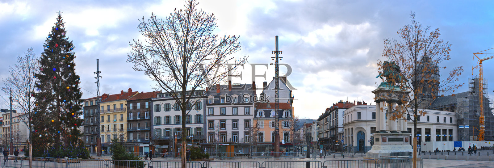 克莱蒙费朗的黄德广场全景照片，在监禁期间被遗弃。照片摄影图片