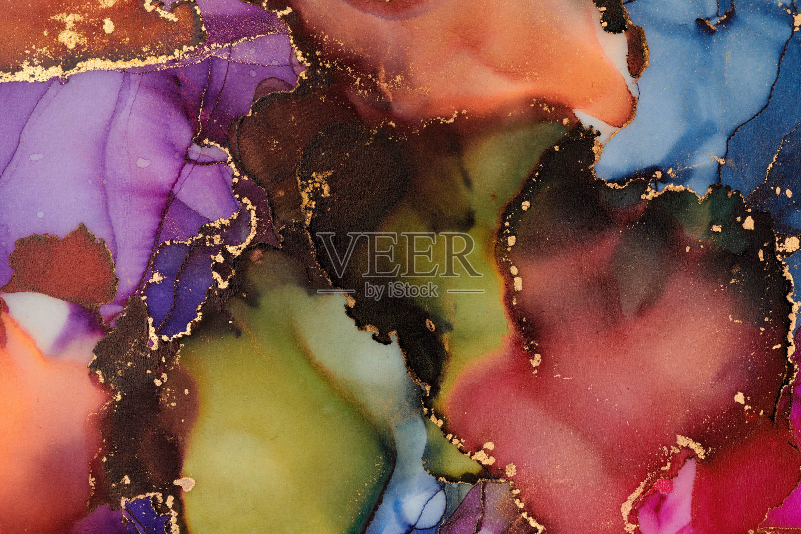 自然奢华抽象流体艺术绘画的酒精墨水技术。温柔而梦幻的墙纸。混合的颜色创造透明的波浪和金色的漩涡。用于海报，其他印刷品插画图片素材