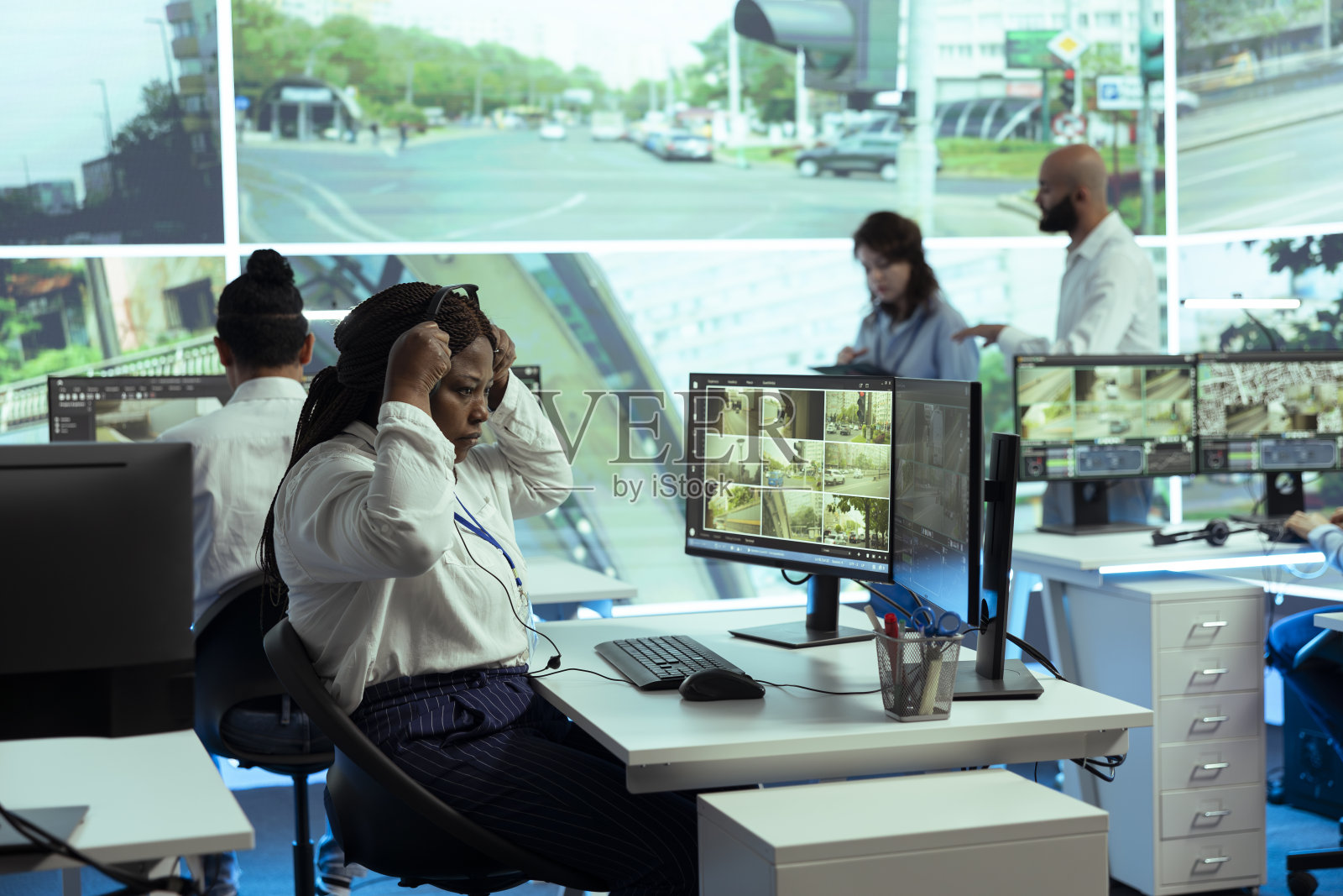 非裔美国派遣员使用公共卫星传感器照片摄影图片