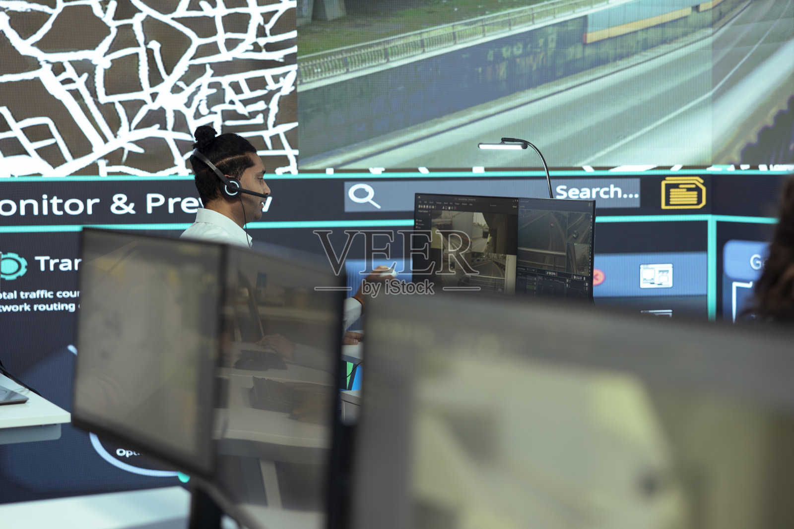 印度呼叫中心接线员向客户提供包裹运输的最新情况照片摄影图片