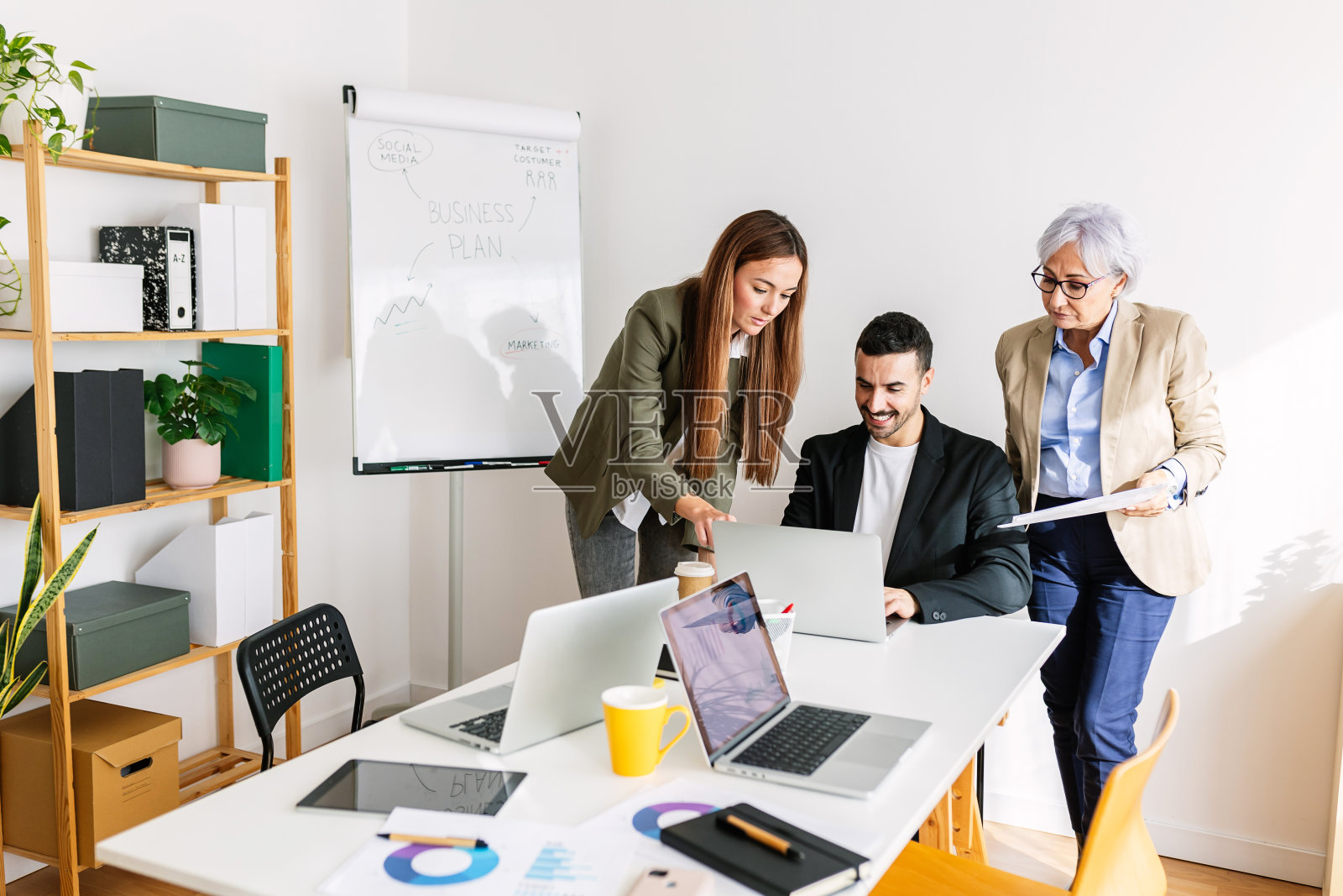 成功的各行各业的同事聚集在一个会议室里。照片摄影图片