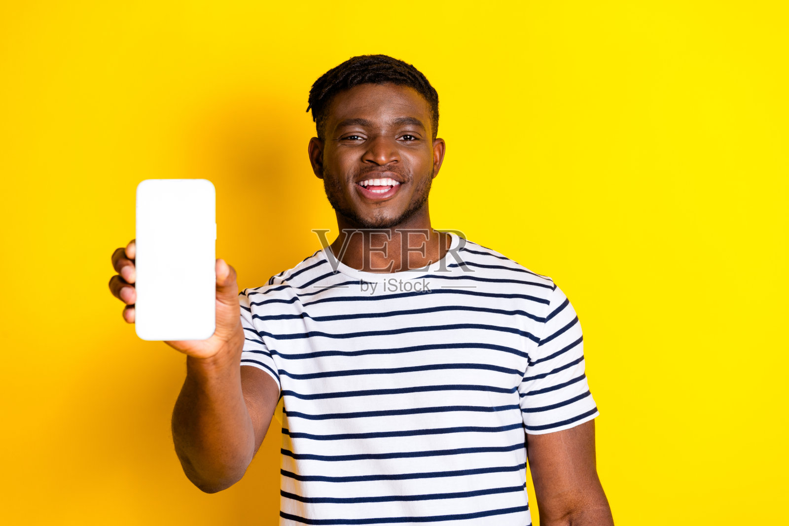 漂亮的年轻人的照片显示空的空间屏幕上穿条纹t恤孤立在明亮的黄色背景照片摄影图片