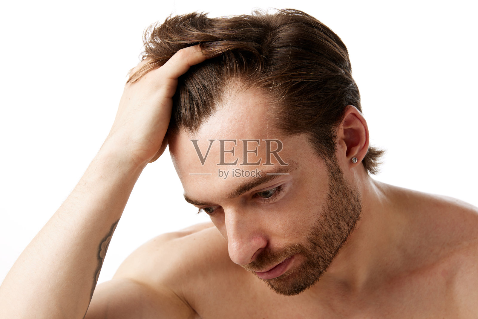 头发和皮肤护理的重要性。一个英俊的男人正在整理头发，皮肤光洁，修剪过的胡须使他的形象更加突出，孤立在白色的背景中照片摄影图片